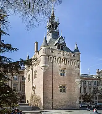 The capitouls' former tower, le donjon, (1525-1530, except for the top)