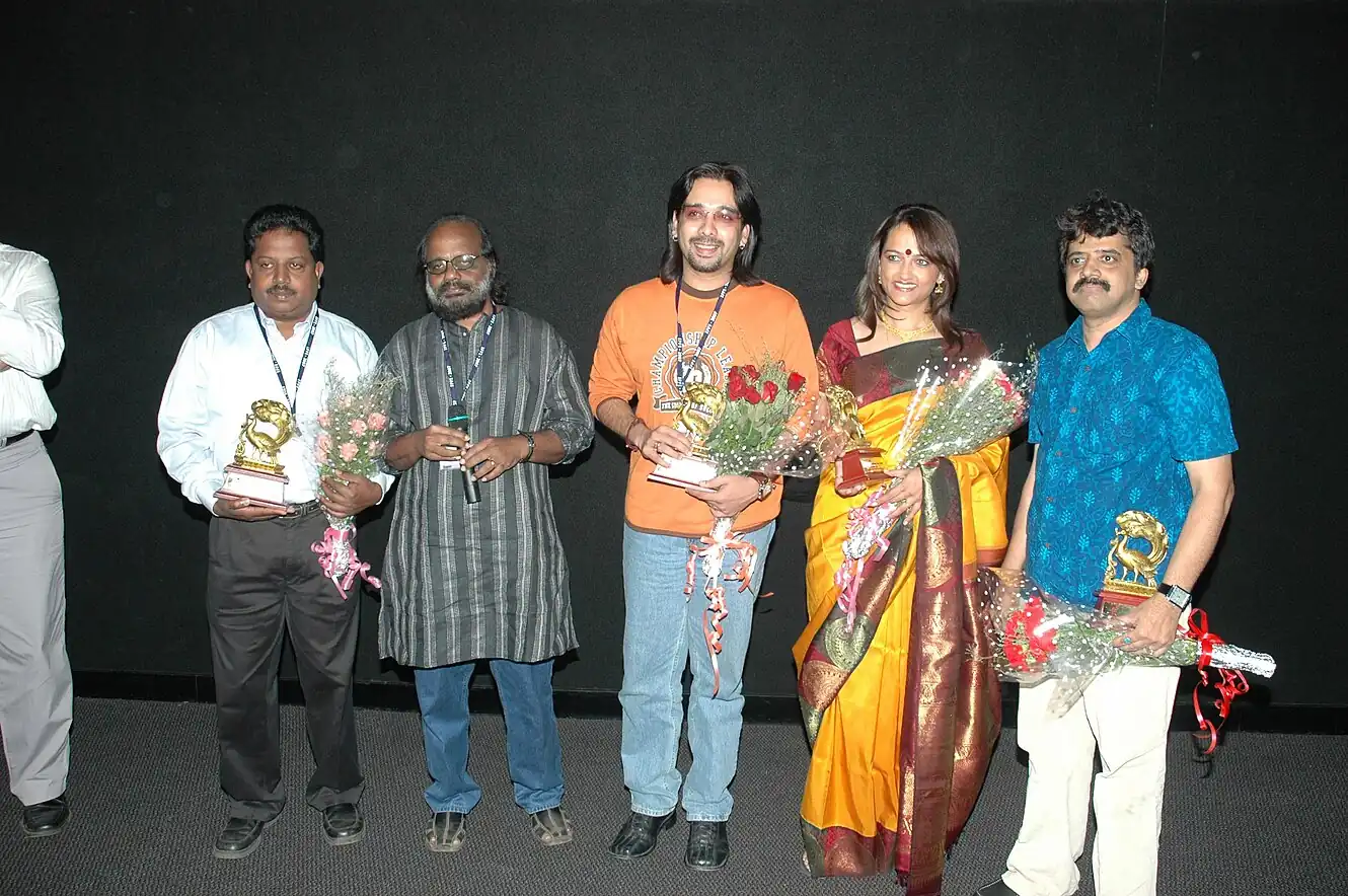 Dirctor Lenin Rajendran with the cast of Malayalam film Ratri Mazha of Indian Panaorama at presentation on 24.11.2007 at Panji Goa.jpg