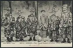 Cabinet ministry of emperor Duy Tan, (From left to right), Minister of laws (Tôn Thất Hân), Minister of administration (Nguyễn Hữu Bài), Minister of rites (Huỳnh Côn), prince Nguyễn Phúc Miên Lịch, Minister of Public Works (Lê Trinh), Minister of Education (Cao Xuân Dục).
