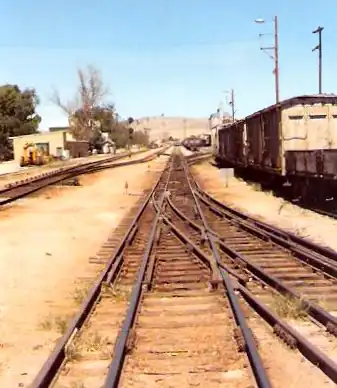 Triple gauge&nbsp;– 1067&nbsp;mm (3&nbsp;ft&nbsp;6&nbsp;in), 1435&nbsp;mm (4&nbsp;ft&nbsp;8+1⁄2&nbsp;in) and 1600&nbsp;mm (5&nbsp;ft&nbsp;3&nbsp;in) tracks at Gladstone (SA) in 1986