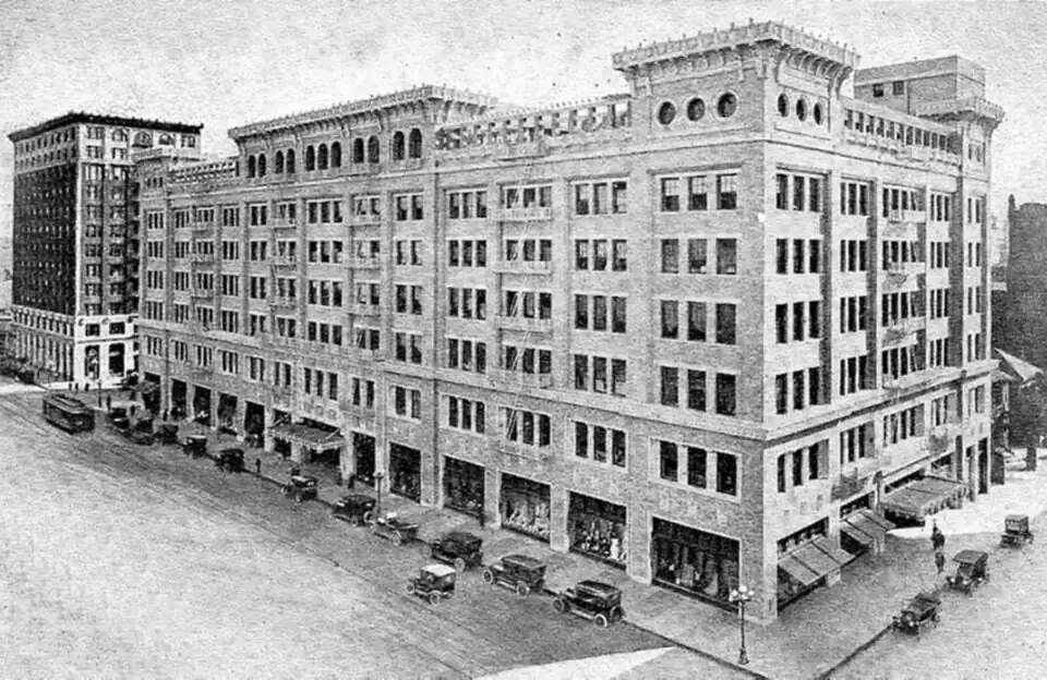 J. W. Robinson's flagship store on Seventh Street at launch, 1915. Robinson's locating on 7th marked the beginning of the street as the upmarket downtown shopping district