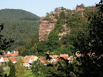 Rock ridge in the Buntsandstein mountains – the Jungfernsprung near Dahn