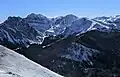 The northern group of the Never Summer Mountains. Left to rightː Nokhu Crags, Mt. Richthofen, Mt. Mahler, Braddock Peak