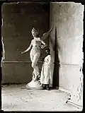 Hesselink met 'De Faam', zijn beeld voor de top van het Museum Suasso. Foto uit 1894 van Jacob Olie.