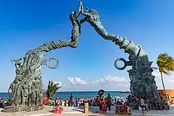 Sculpture in Parque Fundadores
