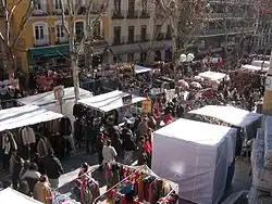 Ribera de Curtidores, the main street of el Rastro flea market.