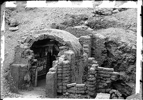 Exterior view of the chapel of Maia, in situ. Schiaparelli excavations, 1905-1906.