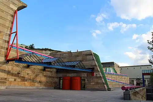 Neue Staatsgalerie, Stuttgart, Germany, by James Stirling, 1984[287]