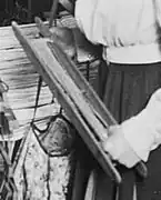 A rag shuttle has two skis; it is used for weaving strips of rag into carpets, whence the name.[32]