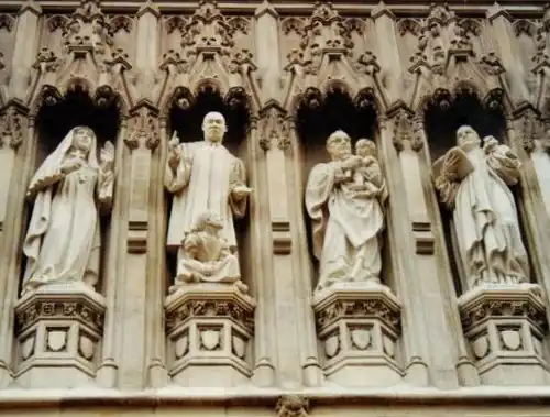 From the Gallery of 20th-century martyrs at Westminster Abbey – Mother Elizabeth of Russia, Rev. Martin Luther King Jr., Archbishop Óscar Romero and Pastor Dietrich Bonhoeffer.